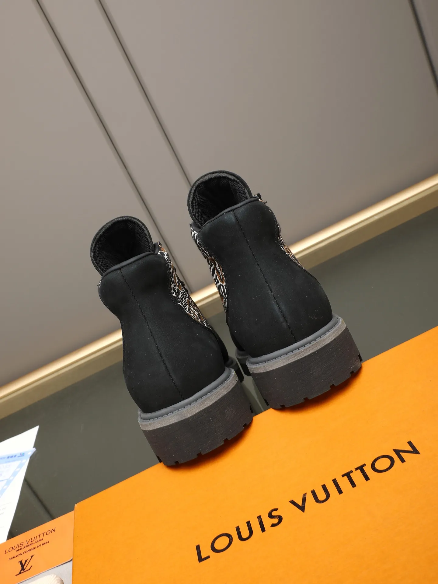 PP460 LOUIS VUITTON ss25 LV donkey brand new thick-soled lace-up big-toe shoes men's casual shoes high-top short boots. These boots are crafted from top-grain calf leather for a lightweight and comfortable fit. The thick EVA outsole is embellished with eye-catching ridges, and the trendy attitude of being both strong and soft makes it an everyday choice. ✔Upper: imported first-layer cowhide ✔Inner lining: sheep lining ✔Outsole: original molded outsole Size: 38-44 (45 customized)